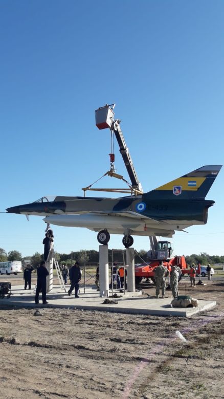 Se colocó un Mirage en ruta 36 y Reforma Universitaria en honor a los héroes de Malvinas 