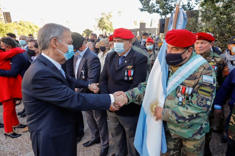 Schiaretti: "Todos los argentinos tenemos que rendirles homenaje a nuestros héroes de Malvinas"