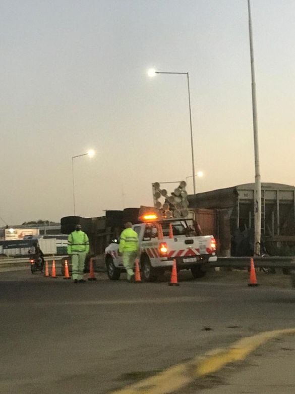 Un camión volcó en el ingreso de calle San Martín 