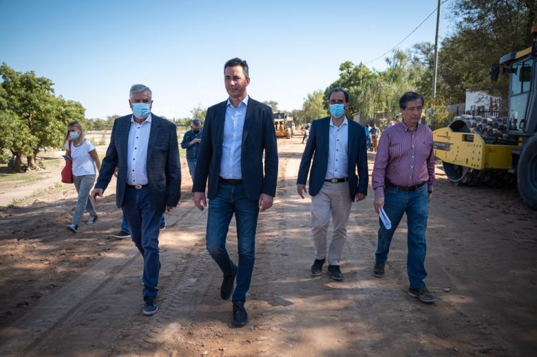 Llamosas y Calvo recorrieron la obra de pavimento en la Costanera Norte del río