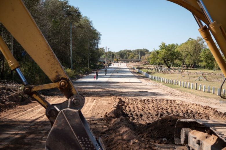 Llamosas y Calvo recorrieron la obra de pavimento en la Costanera Norte del río