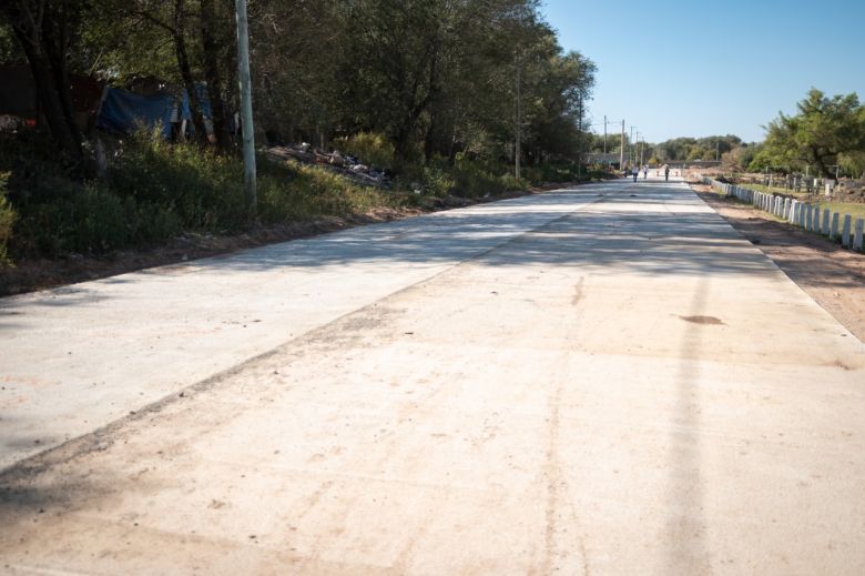 Llamosas y Calvo recorrieron la obra de pavimento en la Costanera Norte del río