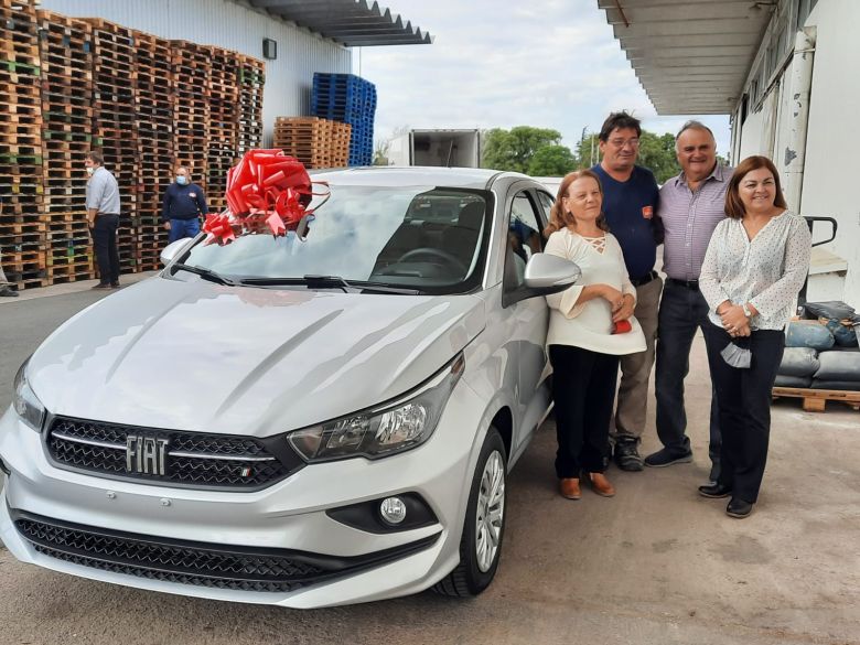 Trabajó 50 años, se jubila y su jefe le regaló un 0 km