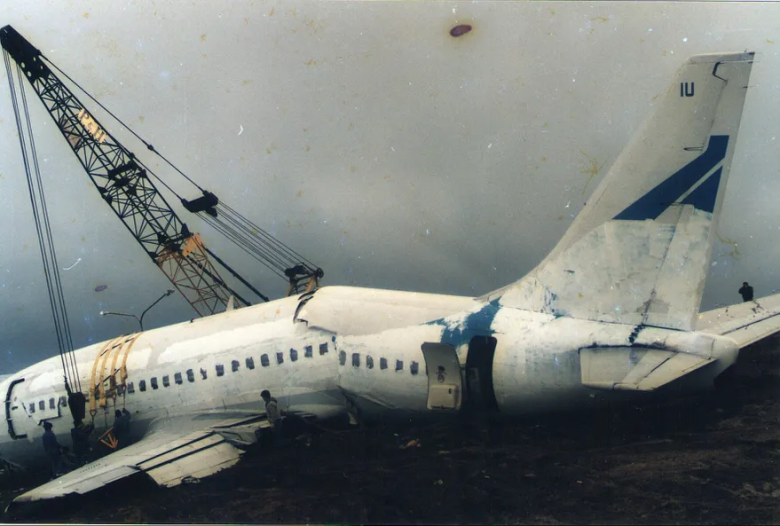 “Rebotó en la pista y terminó en el mar”. El día en el que un avión de Aerolíneas Argentinas cayó al agua y todos se salvaron de milagro