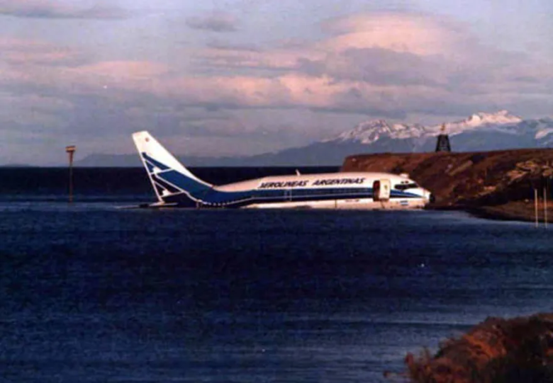 “Rebotó en la pista y terminó en el mar”. El día en el que un avión de Aerolíneas Argentinas cayó al agua y todos se salvaron de milagro