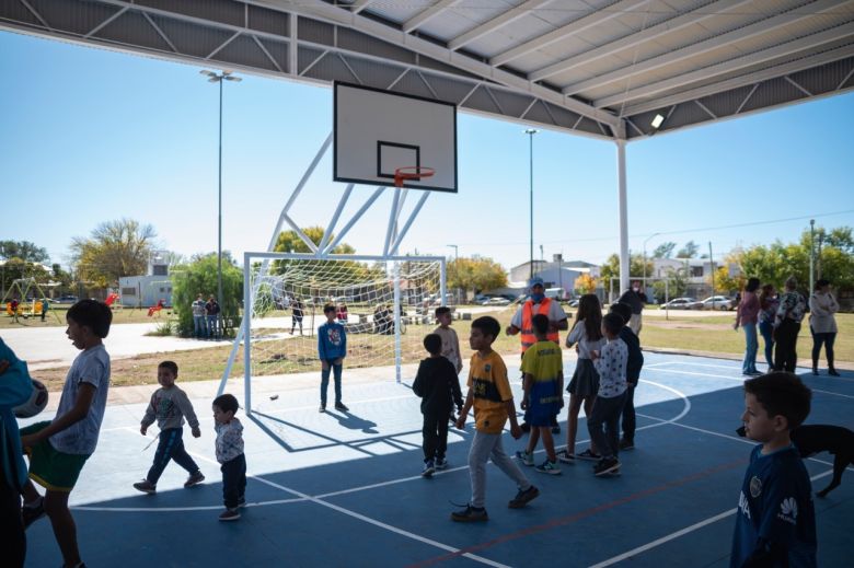 Schiaretti y Llamosas habilitaron el Polideportivo Social en Barrio San Eduardo