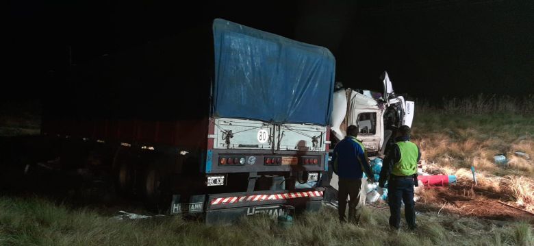 Volcó un camión en la Ruta 7 en el límite con San Luis