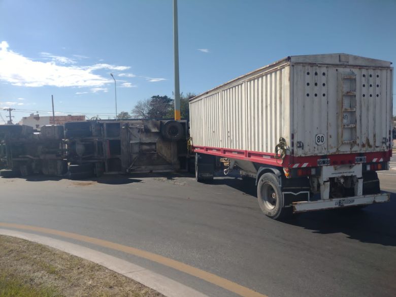 Volcó un camión en la rotonda del Seminario