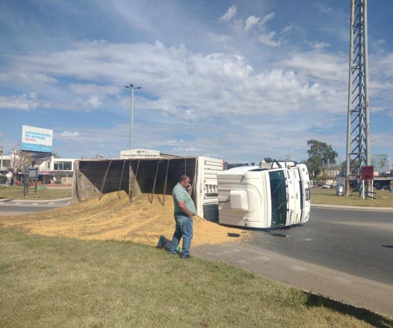 Volcó un camión en la rotonda del Seminario