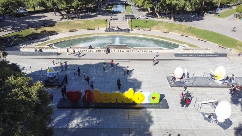 Diez huevos de Pascua gigantes lucen en Mendoza instalados por la comunidad croata