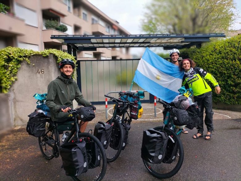 Jóvenes de Laboulaye, viajan de Italia a Qatar en bici para vivir el mundial