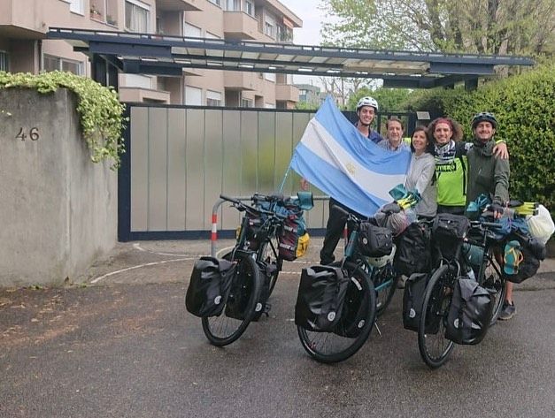 Jóvenes de Laboulaye, viajan de Italia a Qatar en bici para vivir el mundial