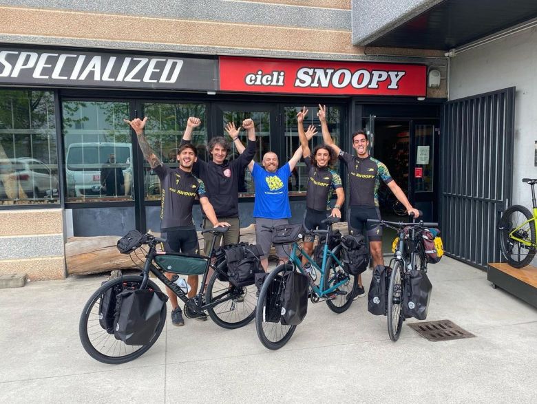 Jóvenes de Laboulaye, viajan de Italia a Qatar en bici para vivir el mundial