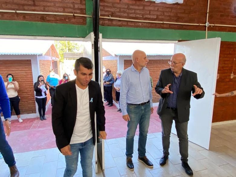 Es jefe comunal, inauguró un CENMA, y se anotó para terminar sus estudios