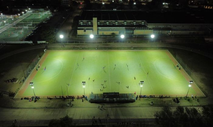 Nueva iluminación LED en la cancha de hockey del Polideportivo 2