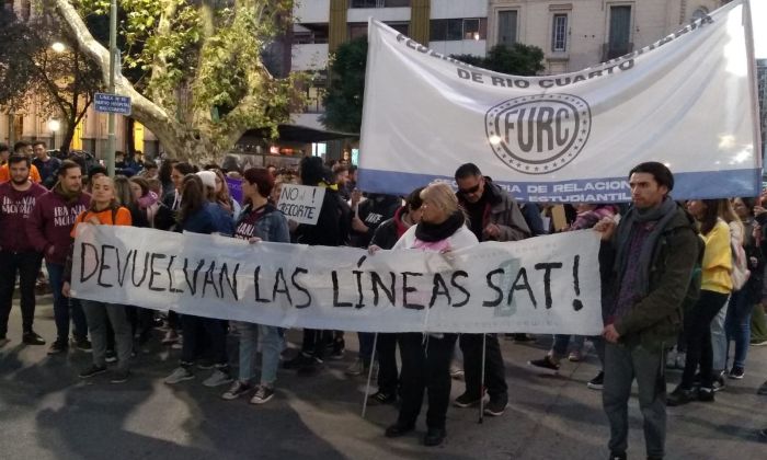 Alumnos, organizaciones sociales y docentes, concretaron una marcha para pedir por un servicio eficiente en el transporte urbano