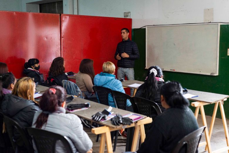 35 mujeres participan del Curso de Mecánica de Motos