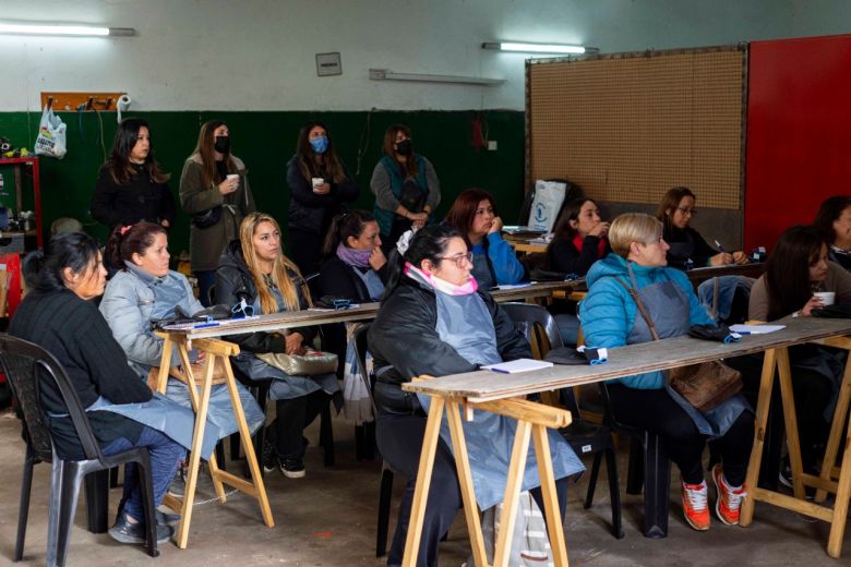 35 mujeres participan del Curso de Mecánica de Motos