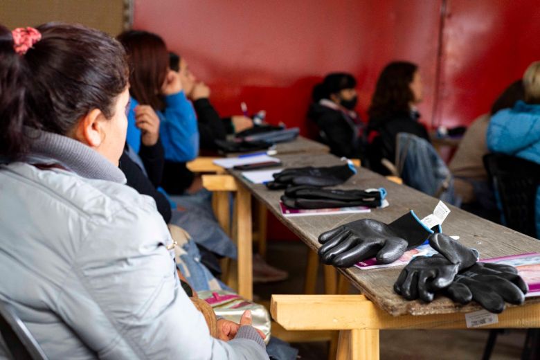 35 mujeres participan del Curso de Mecánica de Motos