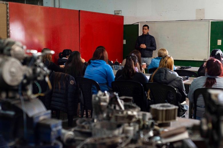 35 mujeres participan del Curso de Mecánica de Motos