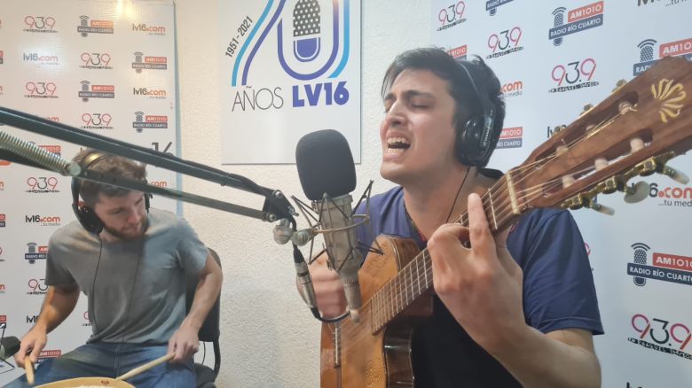 Acústico de los viernes con Nahuel Carrasco, acompañado por Juan Cruz Alcoba