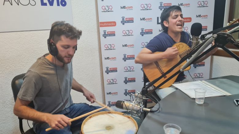 Acústico de los viernes con Nahuel Carrasco, acompañado por Juan Cruz Alcoba