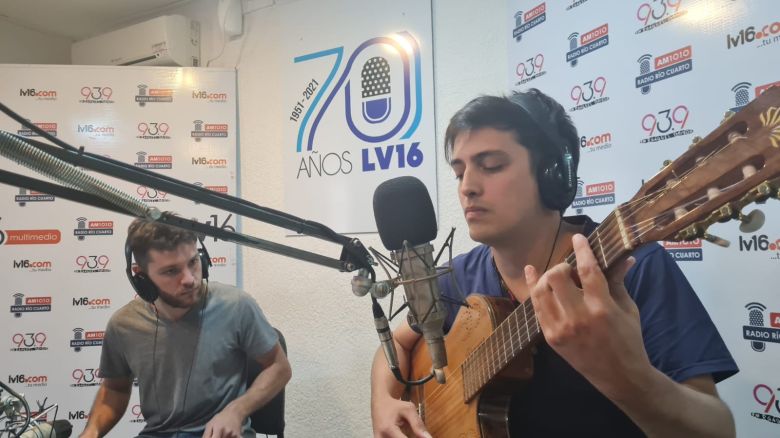 Acústico de los viernes con Nahuel Carrasco, acompañado por Juan Cruz Alcoba