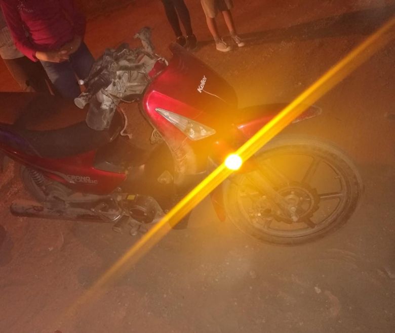 Una motociclista herida de gravedad al chocar con un carro  