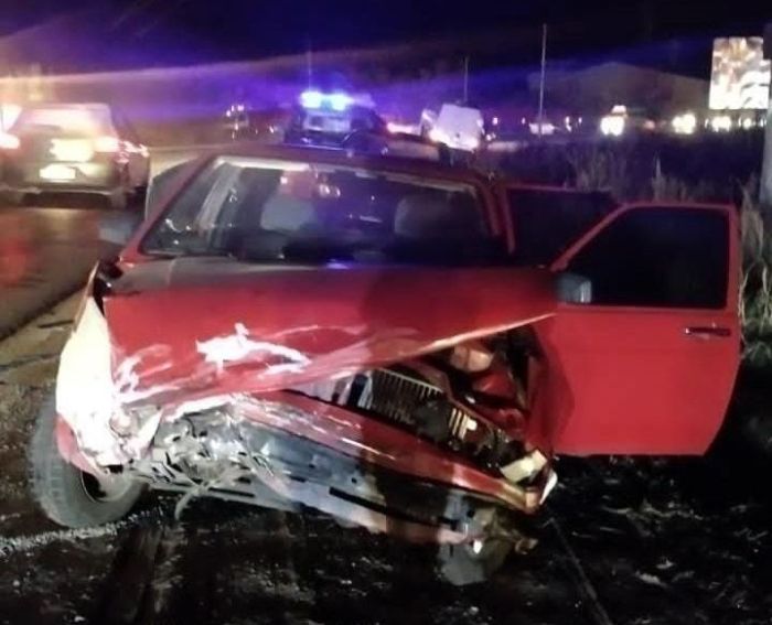 Joven en grave estado a causa de una colisión entre un auto y una camioneta 