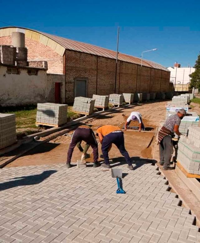 Tareas de adoquinado en las 320 viviendas