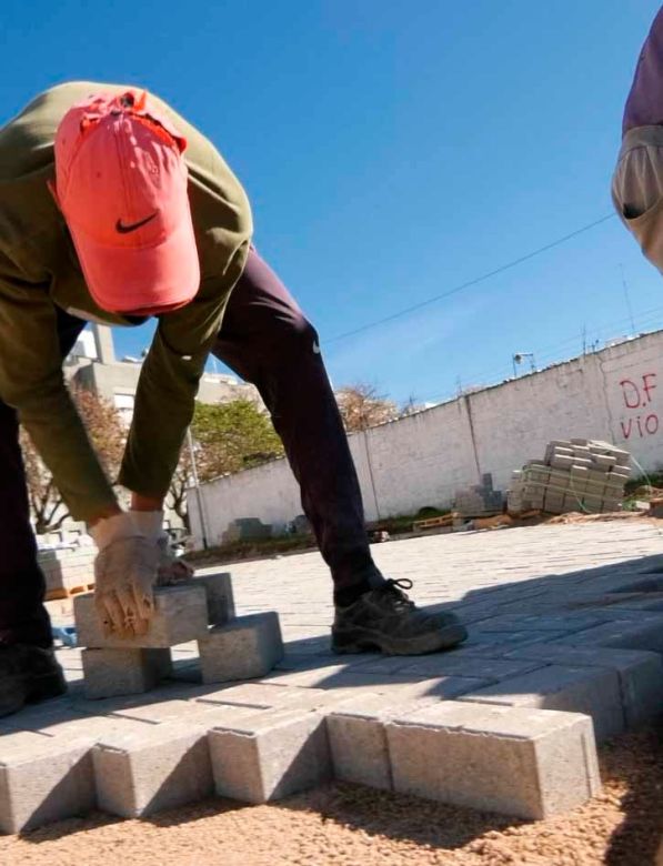 Tareas de adoquinado en las 320 viviendas