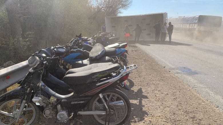 Volcó un trailer con motos que acarreaba una camioneta policial