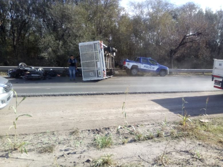 Volcó un trailer con motos que acarreaba una camioneta policial