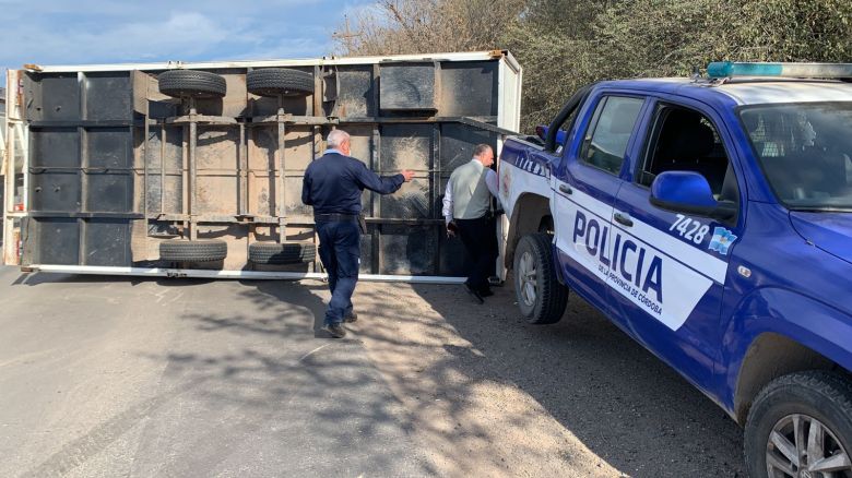 Volcó un trailer con motos que acarreaba una camioneta policial