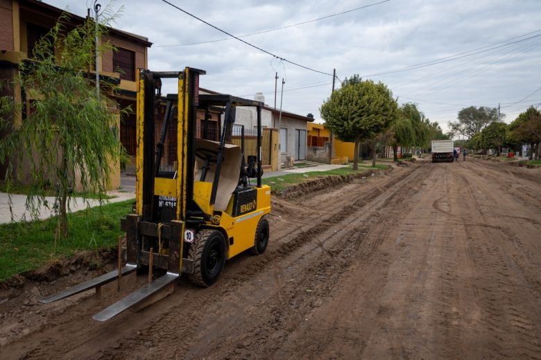 Más obras en el Sur: Comenzó la pavimentación de calle Laprida y continúa la transformación del Viejo Hospital