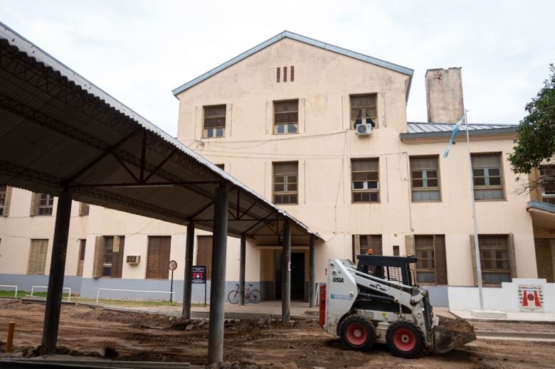 Más obras en el Sur: Comenzó la pavimentación de calle Laprida y continúa la transformación del Viejo Hospital