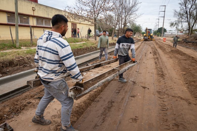 Más obras en el Sur: Comenzó la pavimentación de calle Laprida y continúa la transformación del Viejo Hospital