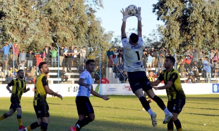 Toro bajó a Alberdi y Acción Juvenil tomó la punta