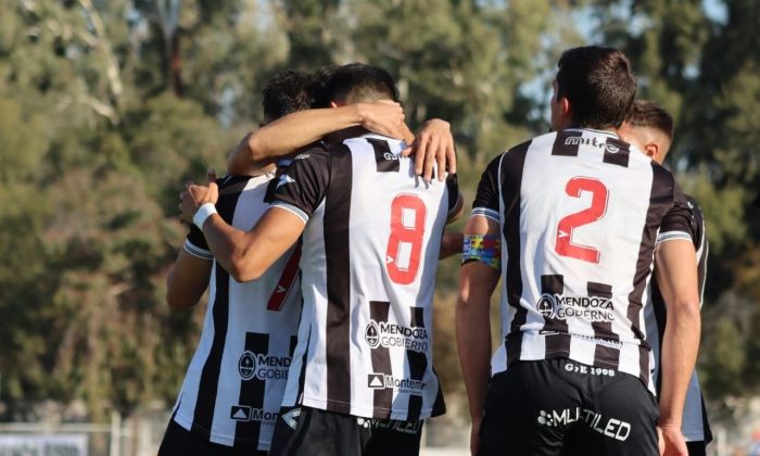 Estudiantes la pasó mal en Mendoza