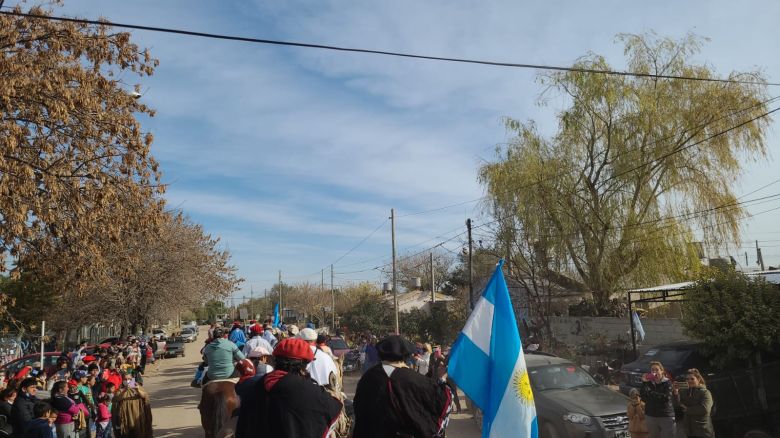 Volvió el desfile de carros y delegaciones gauchas organizado por el Leopoldo Lugones