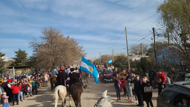 Volvió el desfile de carros y delegaciones gauchas organizado por el Leopoldo Lugones