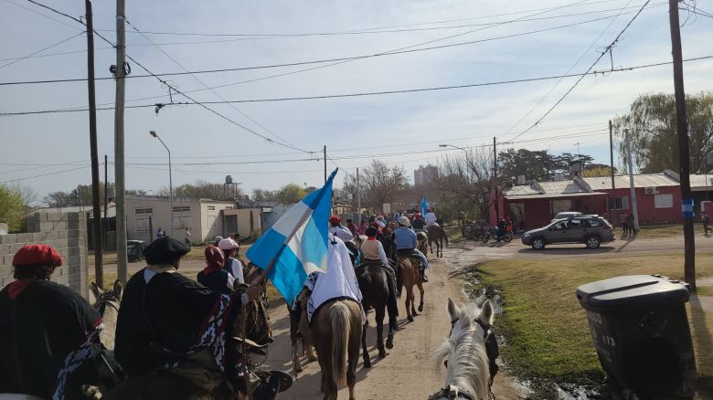 Volvió el desfile de carros y delegaciones gauchas organizado por el Leopoldo Lugones