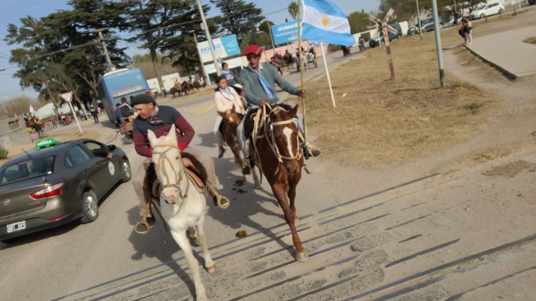 Volvió el desfile de carros y delegaciones gauchas organizado por el Leopoldo Lugones