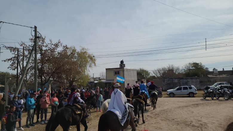 Volvió el desfile de carros y delegaciones gauchas organizado por el Leopoldo Lugones