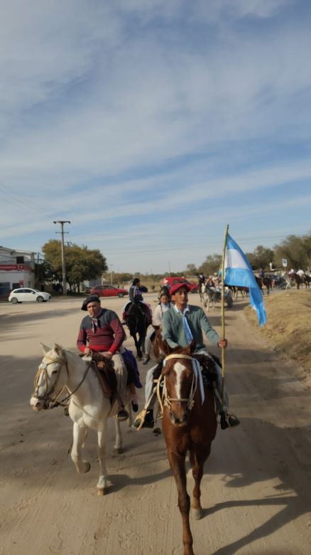 Volvió el desfile de carros y delegaciones gauchas organizado por el Leopoldo Lugones