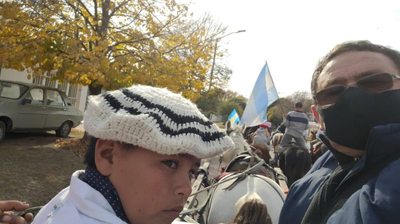 Volvió el desfile de carros y delegaciones gauchas organizado por el Leopoldo Lugones