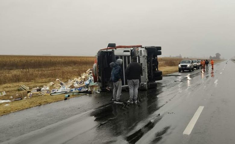 Un camionero internado al volcar su vehículo