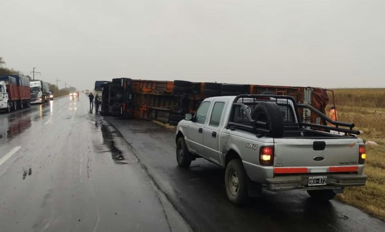 Un camionero internado al volcar su vehículo