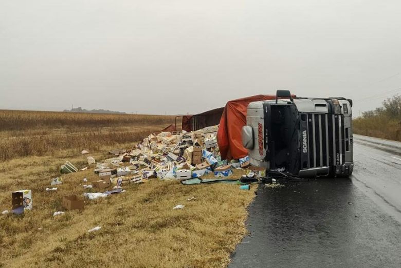 Un camionero internado al volcar su vehículo