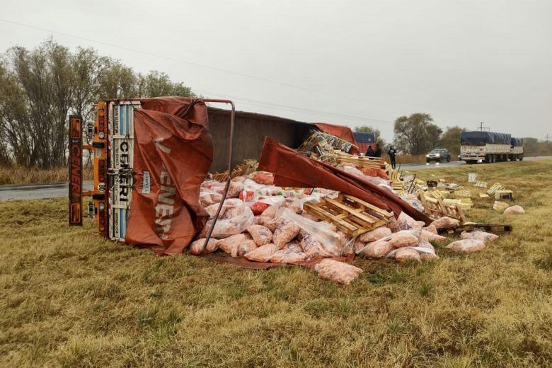 Un camionero internado al volcar su vehículo